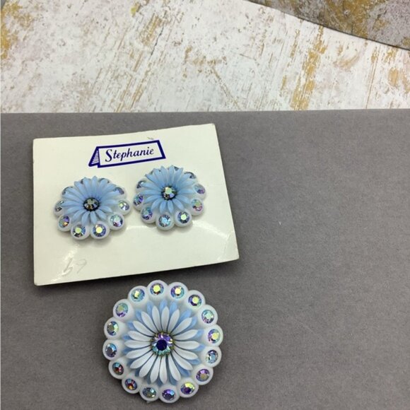 Vintage Celluloid Blue and White Floral Brooch and clip Earring Set - Picture 3 of 4